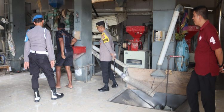 Kapolres Tulang Bawang Barat AKBP Ndaru Istimawan Mengecek Stok Beras di Pabrik Pengilingan Padi.