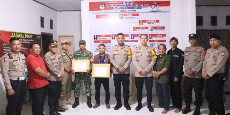 Kapolres Tulang Bawang Bagikan Bingkisan Kepada Petugas Pengamanan di PPK