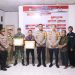 Kapolres Tulang Bawang Bagikan Bingkisan Kepada Petugas Pengamanan di PPK