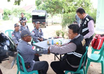 Polres Tulang Bawang Gelar Kegiatan Peduli Kesehatan Pada Tahap Pungut dan Hitung Suara Pemilu 2024