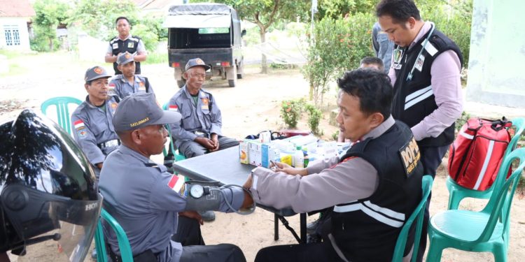 Polres Tulang Bawang Gelar Kegiatan Peduli Kesehatan Pada Tahap Pungut dan Hitung Suara Pemilu 2024