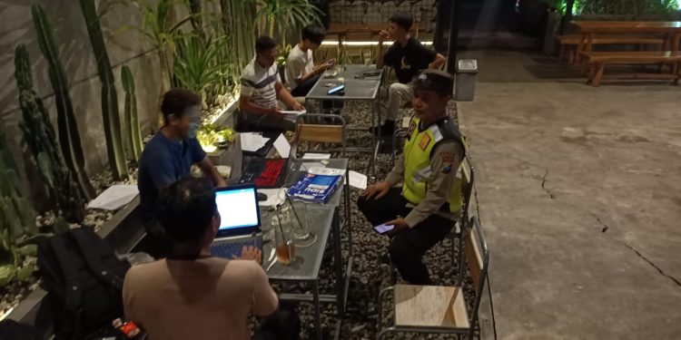 Cooling System Polres Tulungagung Patroli Sambang Ajak Warga Jaga Persatuan dan Kesatuan Pasca Coblosan Pemilu