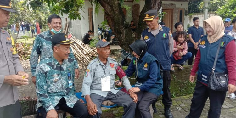 Gelar Patroli Kesehatan, Sidokkes Polres Jombang Cek Kesehatan Petugas Pam Pemilu dan KPPS