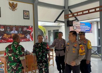 Kapolres Nganjuk Cek Kesiapsiagaan dan Kesehatan Petugas Pengamanan Kotak Suara di PPK