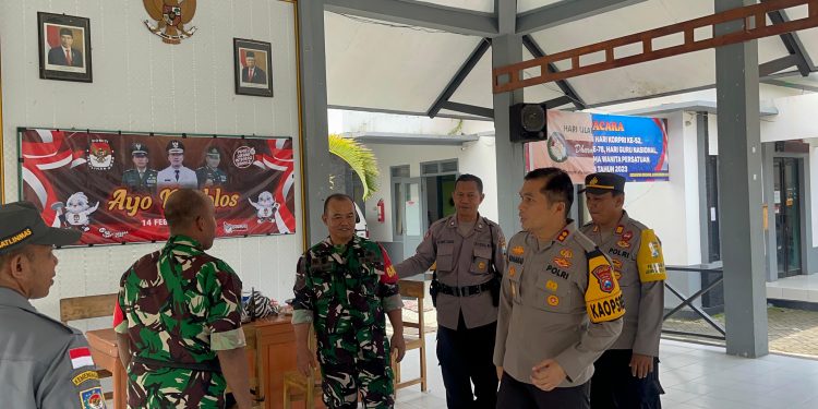 Kapolres Nganjuk Cek Kesiapsiagaan dan Kesehatan Petugas Pengamanan Kotak Suara di PPK