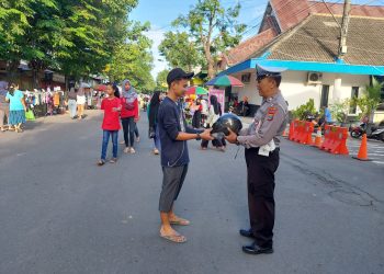 Giat Pengamanan CFD Pare oleh Sat Lantas Polres Kediri di Sertai Pembagian Helm dan Dikmas Lantas