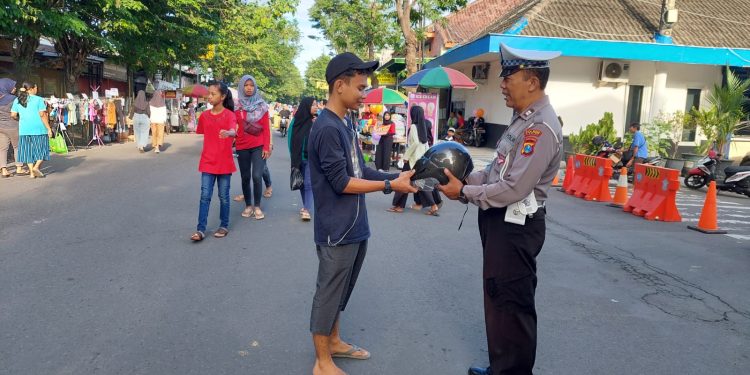 Giat Pengamanan CFD Pare oleh Sat Lantas Polres Kediri di Sertai Pembagian Helm dan Dikmas Lantas