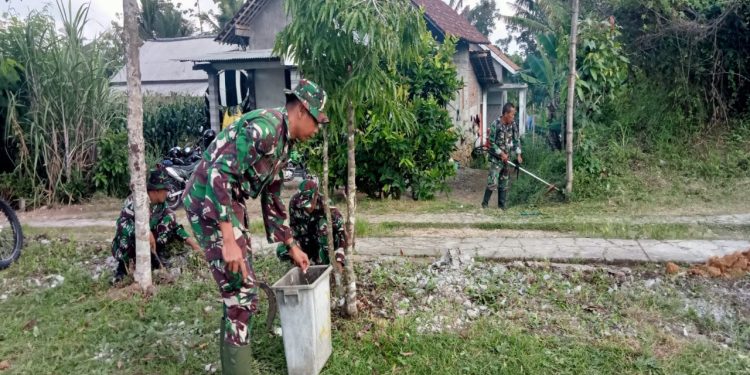 Jelang Pembukaan TMMD Ke-119 Tahun 2024, Anggota Kodim 0808/Blitar Gelar Gotong Royong Bersihkan Tempat Kegiatan
