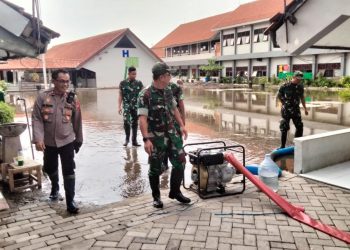 Sinergitas, Polisi Bersama TNI dan BPBD Tangani Banjir di Sidoarjo