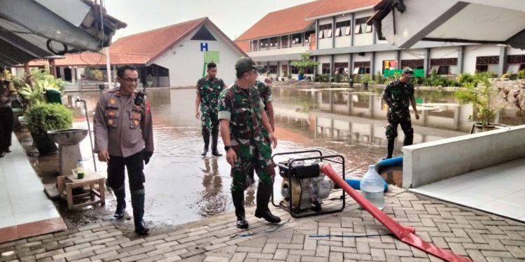 Sinergitas, Polisi Bersama TNI dan BPBD Tangani Banjir di Sidoarjo