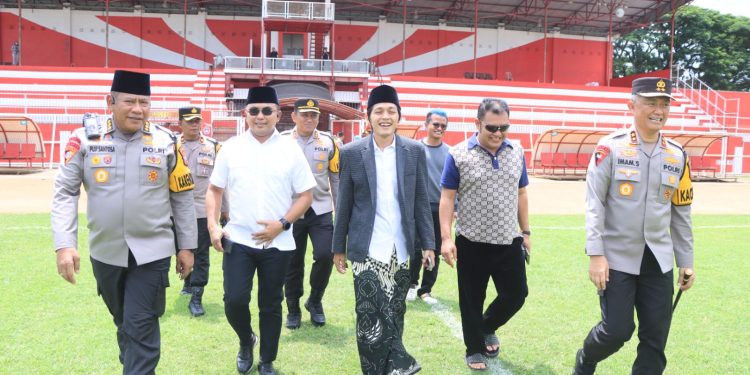 Jalin Silaturahmi dengan Tokoh Agama, Kapolda Jatim Kunjungi Gus Iqdam di Ponpes Mambaul Hikam II Srengat