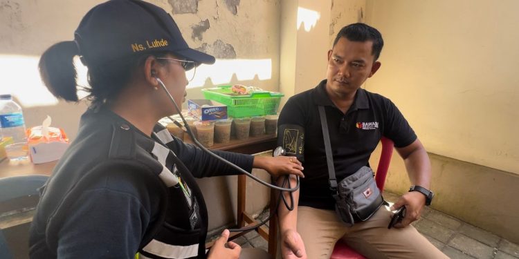 Tim Dokkes Polres Tabanan Sambangi Polsek Kediri Berikan Pelayanan Kesehatan Personil