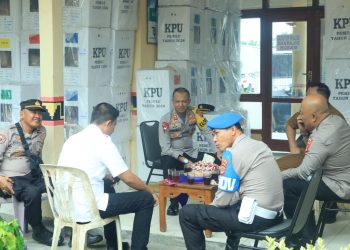 Kaapolres Tulang Bawang Barat Monitoring Dan Cek Personil Pengamanan Rapat Pleno Terbuka Di PPK Kecamatan Tulang Bawang tengah.