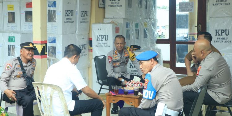 Kaapolres Tulang Bawang Barat Monitoring Dan Cek Personil Pengamanan Rapat Pleno Terbuka Di PPK Kecamatan Tulang Bawang tengah.