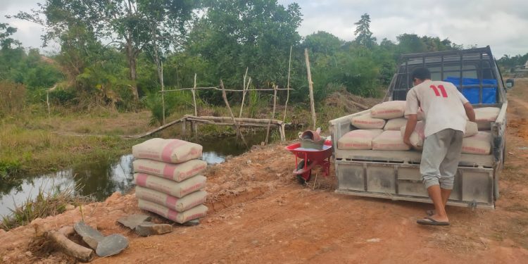 TMMD Di Sungai Badak, Masyarakat Bahu Membahu Membangun Jalan