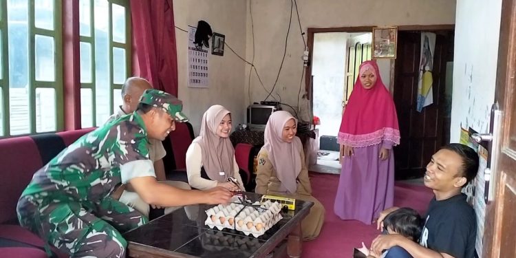 Babinsa Koramil Bakung Laksanakan Kegiatan Anjangsana Dan Pengecekan Kesehatan Anak Penderita Stunting Di Wilayah Binaannya