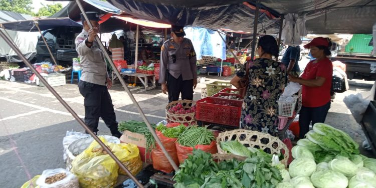 Personil Polsek Tabanan Check Sembako Jelang Hari Raya Galungan