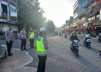 Waka Polres Tabanan Cek Personil Strong Point Pagi ” Layani Masyarakat dengan Maksimal 