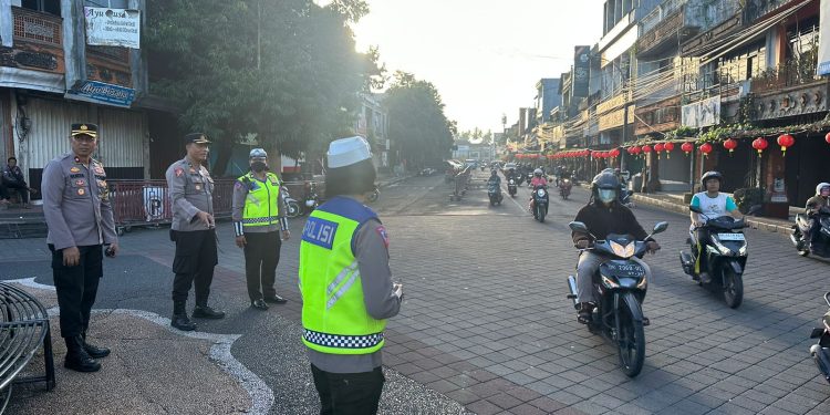 Waka Polres Tabanan Cek Personil Strong Point Pagi ” Layani Masyarakat dengan Maksimal 