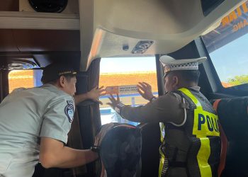 Kanit Gakkum Sat Lantas Polres Kediri Laksanakan Sosialisasi Kamseltibcar Lantas Di Terminal Pare