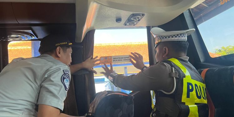 Kanit Gakkum Sat Lantas Polres Kediri Laksanakan Sosialisasi Kamseltibcar Lantas Di Terminal Pare