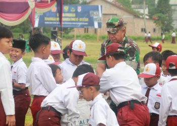 TMMD Ajarkan Anak Sungai Badak Lebih Disiplin