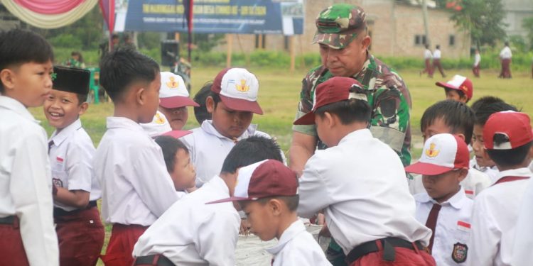 TMMD Ajarkan Anak Sungai Badak Lebih Disiplin