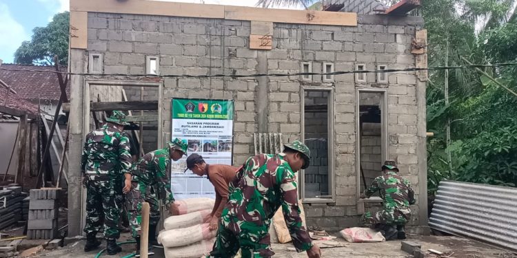 TMMD Hari Ke-2 Kodim 0808/Blitar, Senyum Bahagia Mbah Fatir Rumahnya Direhab