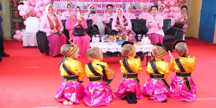 PERERAT SILATURAHMI, KETUA BHAYANGKARI DAERAH KEPRI GELAR KUNJUNGAN KERJA KE POLRESTA TANJUNGPINANG DAN POLRES BINTAN