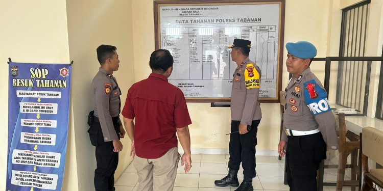Pastikan Keamanan, Waka Polres Tabanan Cek Ruang Tahanan