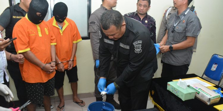 NARKOTIKA JENIS SABU SEBERAT 344.2 GRAM DIMUSNAHKAN OLEH DITRESNARKOBA POLDA KEPRI