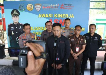 SATGAS ANTI MAFIA BOLA POLRI SERAHKAN 4 TERSANGKA DAN BARANG BUKTI JUDI ONLINE KE KEJAKSAAN NEGERI BATAM