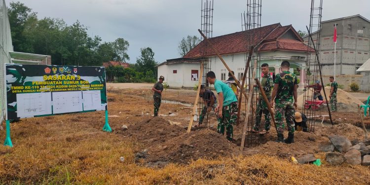 TMMD Ke-119 Kodim 0426/Tulang Bawang Lanjutkan Pengecoran Sumur Desa Sungai Badak