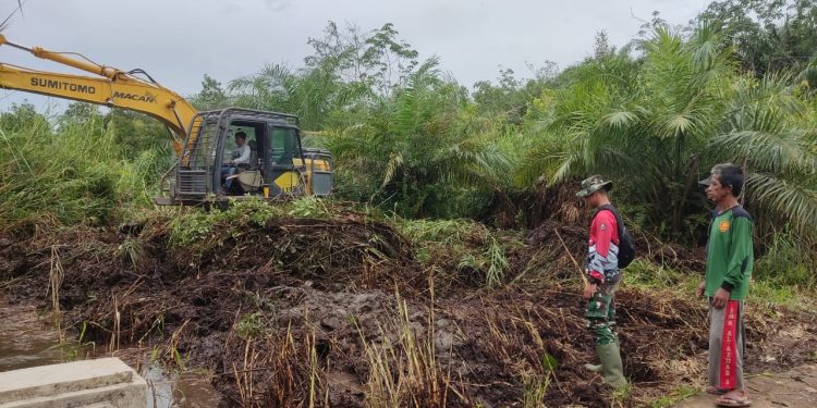 Normalisasi Sungai di Sekitaran Jembatan, Excavator Akselerasi Pembangunan Infrastruktur