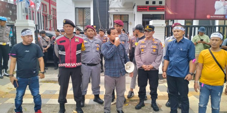 Tuduhan KPPS Bermain Curang, Aliansi LSM dan Media Kab. Tuban Serukan Aksi Damai Di KPU Kab. Tuban.