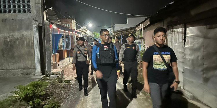 Kapolres Situbondo AKBP Dwi Sumrahadi Rakhmanto saat melakukan penggerebekan di eks lokalisasi Gunung Sampan (GS) di Desa Kotakan, Kecamatan kota, Situbondo.