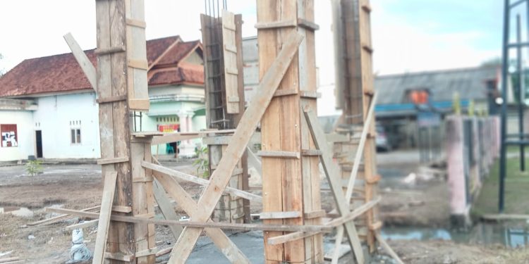 Satgas TMMD Kodim 0426/Tulang Bawang Siapkan Tiang Penampungan Air Bersih di Desa Sungai Badak
