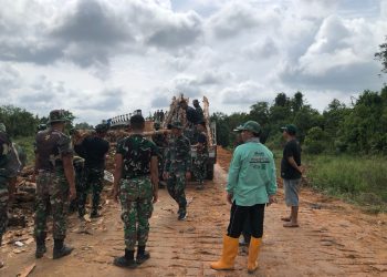 Warga Mesuji Berbondong-bondong Bantu Satgas TMMD Kodim 0426/Tulang Bawang Bangun Talud di Desa Sungai Badak