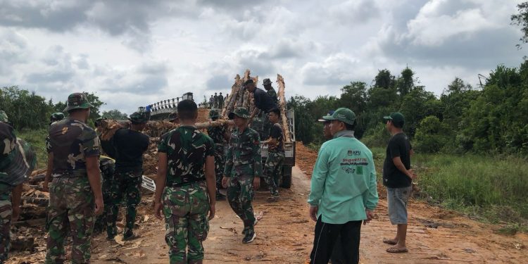 Warga Mesuji Berbondong-bondong Bantu Satgas TMMD Kodim 0426/Tulang Bawang Bangun Talud di Desa Sungai Badak