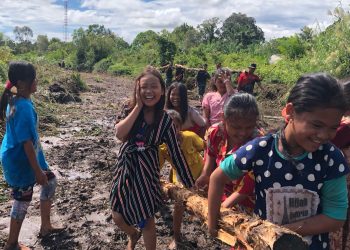 Satgas TMMD Kodim 0426/Tulang Bawang Bersama Anak-anak Sungai Badak Kumpulkan Kayu untuk Pembangunan Talud