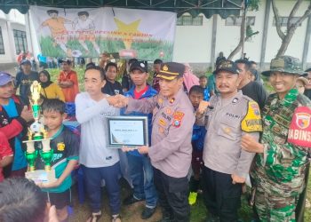 Terjun Langsung Pimpin Pengamanan Kompetisi Sepak Bola SSB Dharma Putra Soccer Club U – 10 dan U – 12, Kapolsek Mojoroto Diganjar Penghargaan
