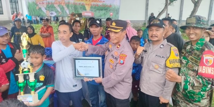 Terjun Langsung Pimpin Pengamanan Kompetisi Sepak Bola SSB Dharma Putra Soccer Club U – 10 dan U – 12, Kapolsek Mojoroto Diganjar Penghargaan