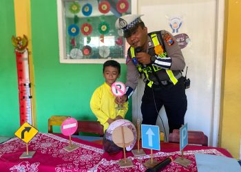 GIAT POLSANAK SAT LANTAS POLRES KEDIRI BELAJAR SAMBIL BERMAIN DAN BERNYANYI
