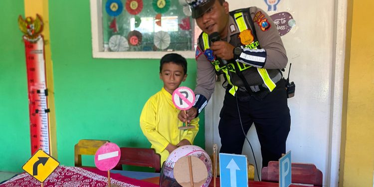 GIAT POLSANAK SAT LANTAS POLRES KEDIRI BELAJAR SAMBIL BERMAIN DAN BERNYANYI