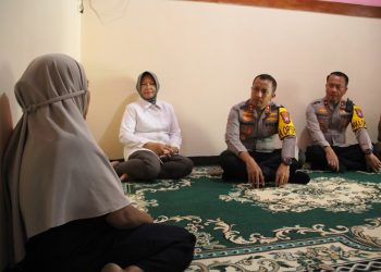 Kapolres Kediri Kota Bersama Ketua KPU Takziah Ke Rumah Almarhum Anggota Linmas