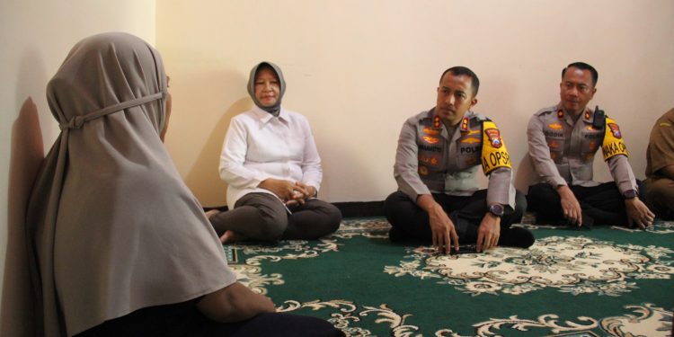 Kapolres Kediri Kota Bersama Ketua KPU Takziah Ke Rumah Almarhum Anggota Linmas