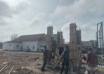 Satgas TMMD Kodim 0426/Tulang Bawang Persiapkan Bahan Cor untuk Pembuatan Tiang Bak Penampungan Air Bersih