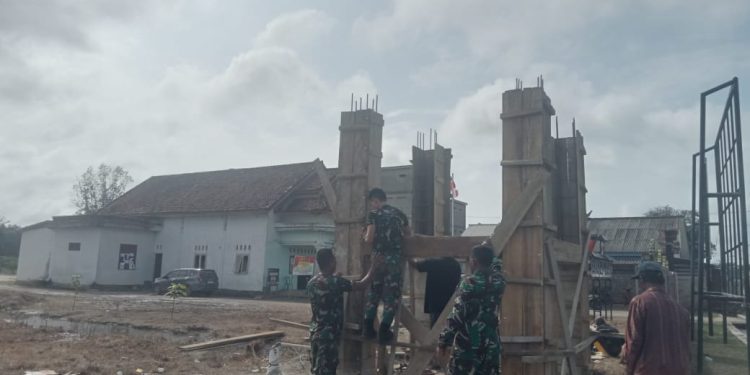 Satgas TMMD Kodim 0426/Tulang Bawang Persiapkan Bahan Cor untuk Pembuatan Tiang Bak Penampungan Air Bersih