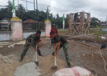Keteguhan Satgas TMMD Kodim 0426/Tulang Bawang Meski Terlihat Letih dalam Persiapan Adukan Cor