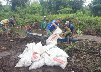 Satgas TMMD Kodim 0426/Tulang Bawang Perjuangkan Pembangunan Talud di Mesuji, Memanfaatkan Perahu sebagai Solusi Logistik